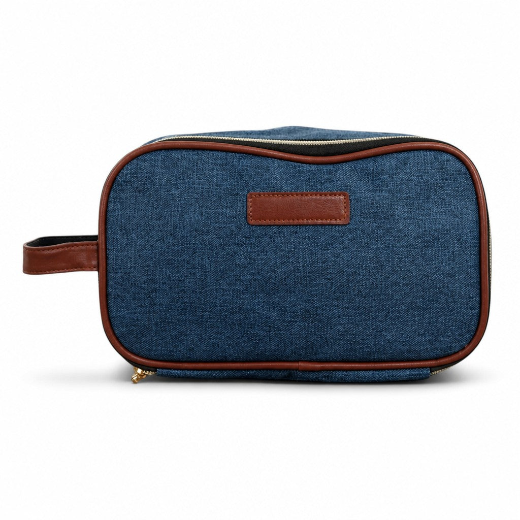 Cosmetiquera azul de MAYORISTASBAG con detalles en cuero sintético marrón, diseño compacto y cierre de cremallera.