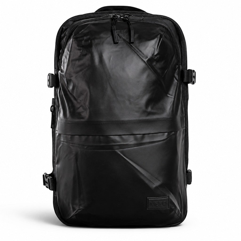 Morral de compresión MAYORISTASBAG negro en cuerina con diseño moderno, ideal para viajes y uso diario.