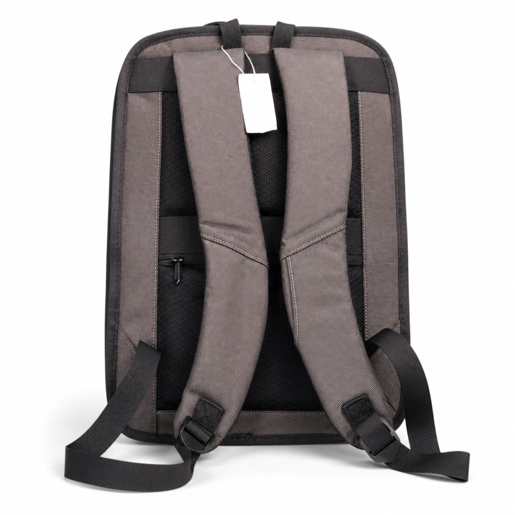 Vista trasera del morral ejecutivo MAYORISTASBAG YEZO AK71 en color gris con correas acolchadas y diseño ergonómico.
