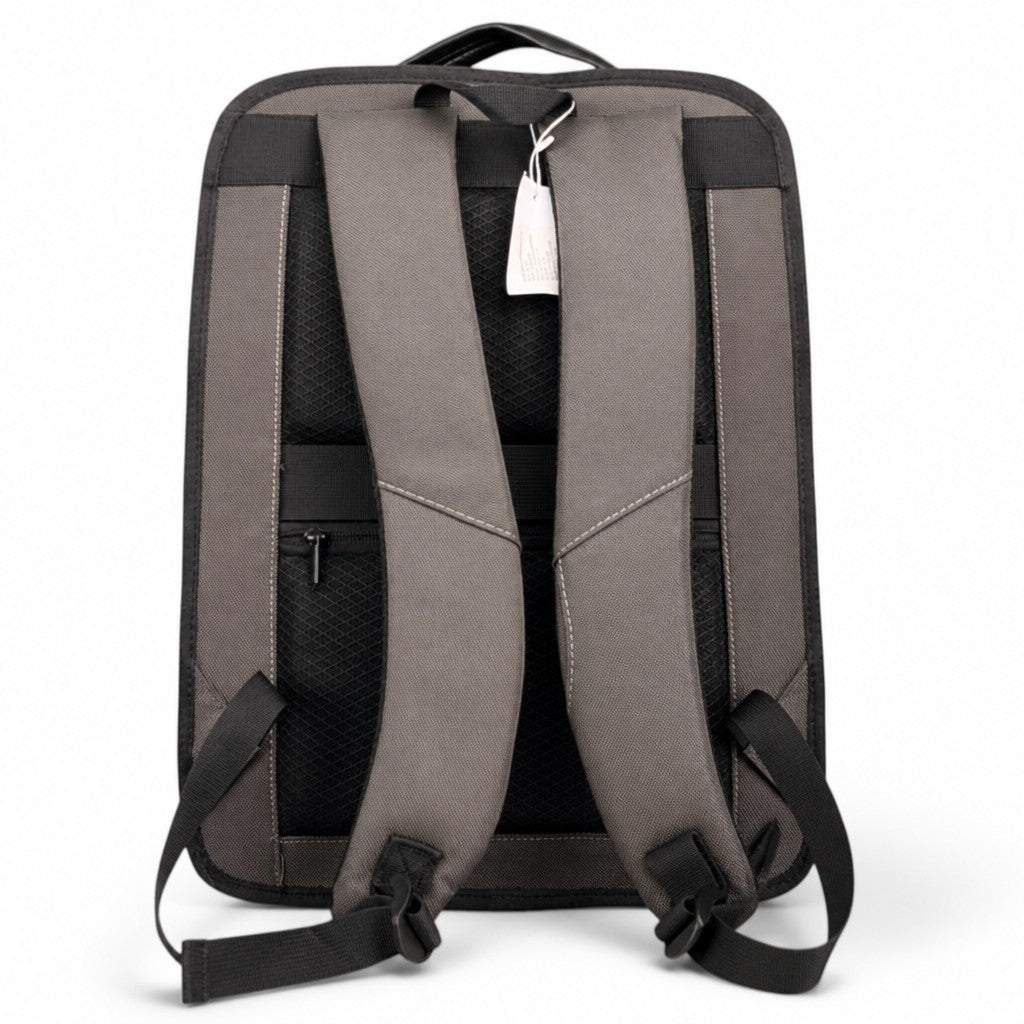 Vista trasera del morral ejecutivo MAYORISTASBAG YEZO AK73 en color gris con correas acolchadas y malla transpirable