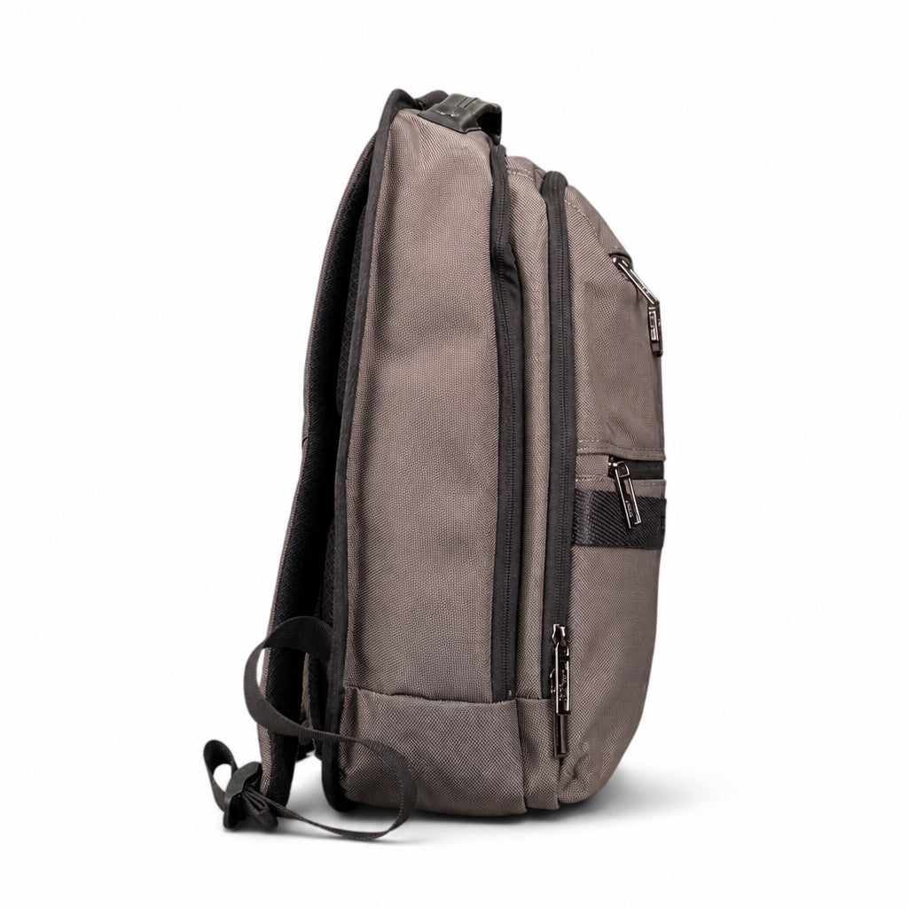 Morral ejecutivo MAYORISTASBAG YEZO AK71 color gris con diseño moderno, múltiples compartimentos y cremalleras
