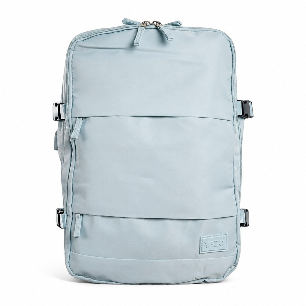 Morral YEZO 2210 de MAYORISTASBAG en color azul claro con diseño minimalista, compartimentos y bolsillo para portátil.