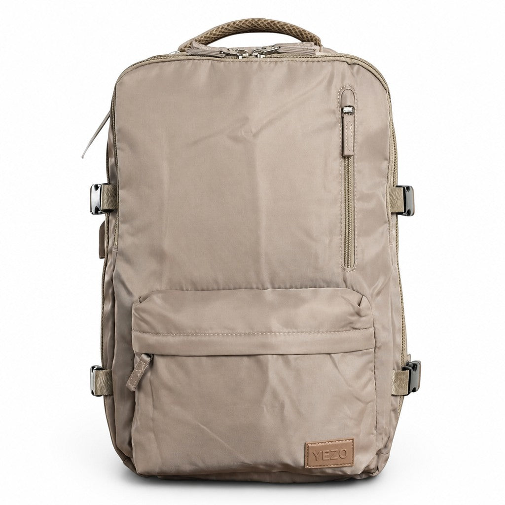 Morral YEZO 2211 de MAYORISTASBAG en color beige, con compartimento para portátil y diseño ergonómico resistente.