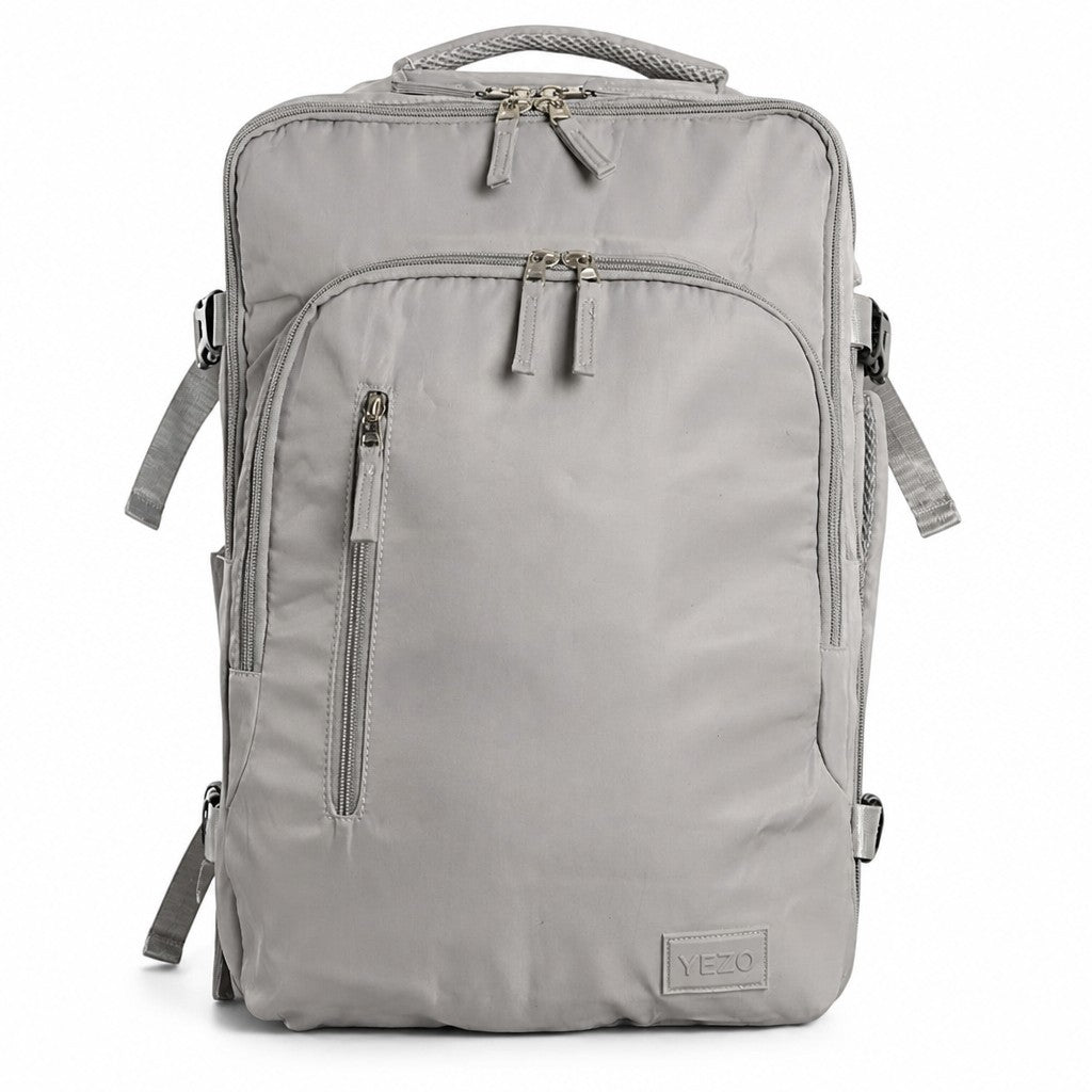 Morral YEZO 2296 de MAYORISTASBAG en color gris, diseño minimalista expandible con compartimento para portátil.