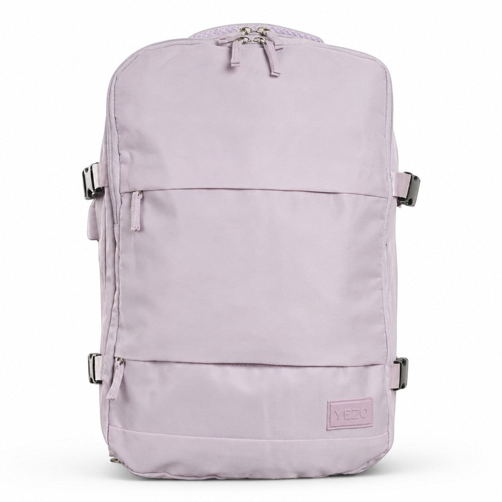 Morral YEZO 2210 de MAYORISTASBAG en color lila, diseño minimalista con compartimento para portátil y correas laterales.